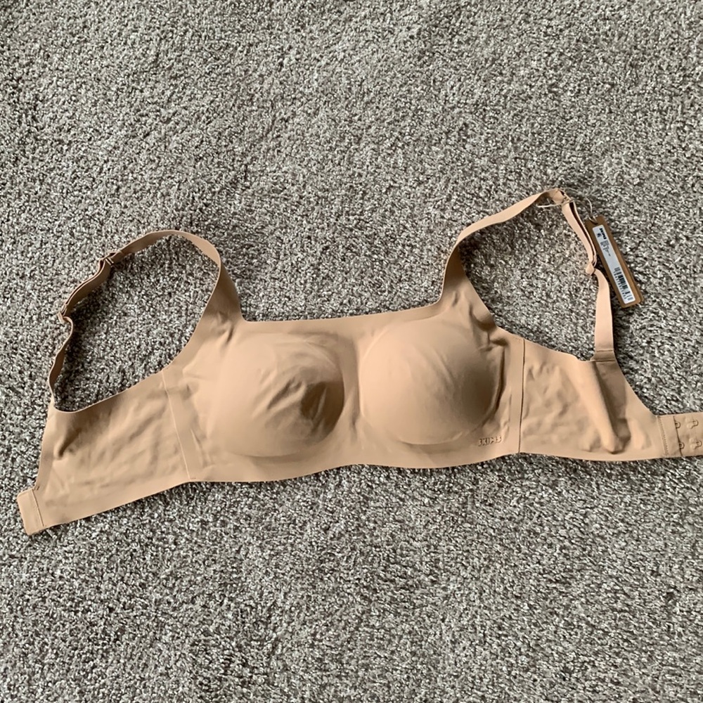 Skims Naked Scoop Bra